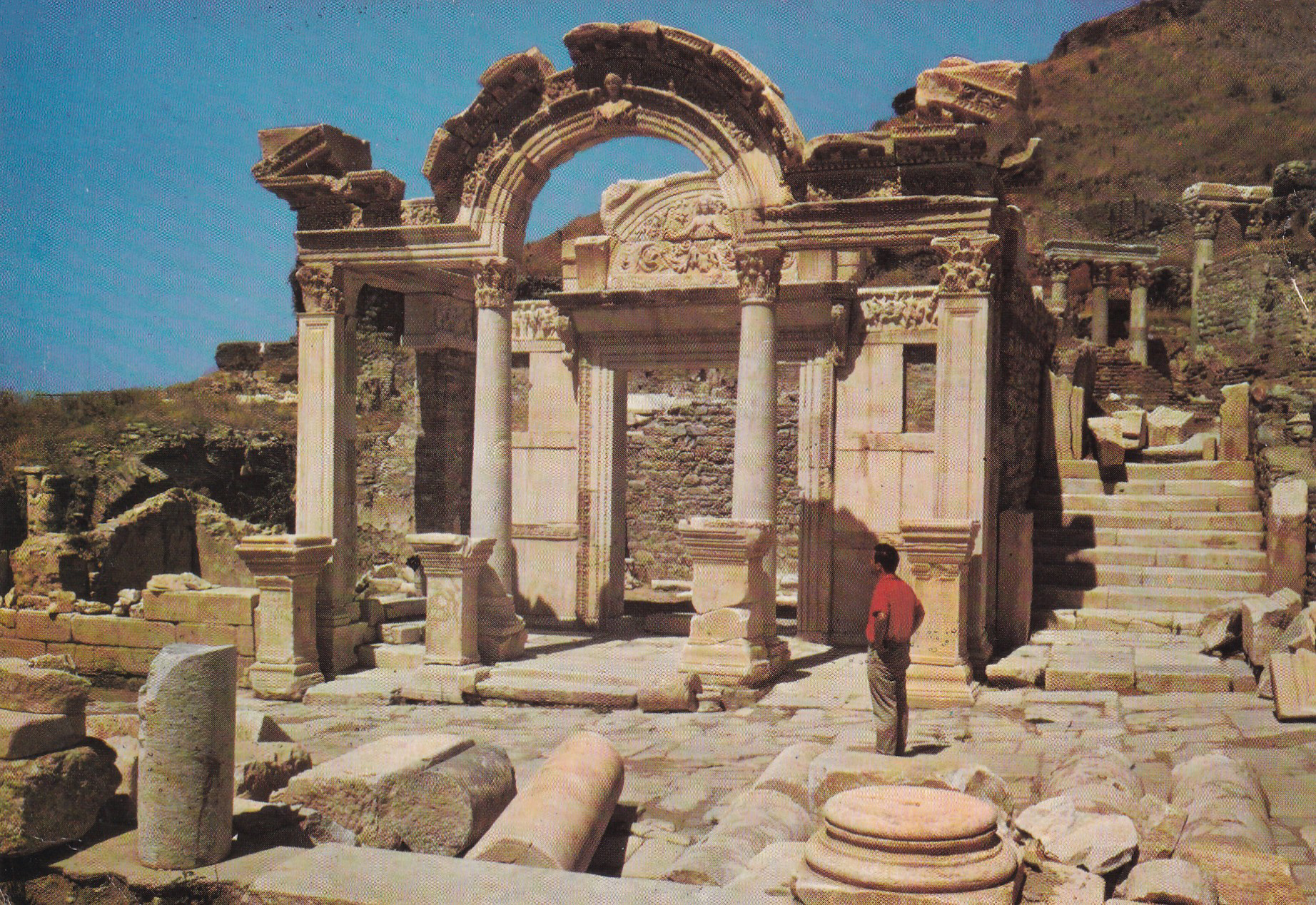 Burada her fotoğraf ve kartpostal; sadece bir görüntü olarak değil, kağıdın dokusu, arkasındaki el yazısı ve yaşanmışlığıyla bir bütün olarak ele alınır.