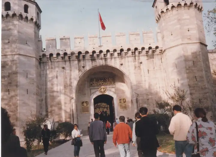 Topkapı Sarayı'nın Bâb-ı Hümâyun (Saltanat) Kapısı'na doğru yürüyen ziyaretçiler.