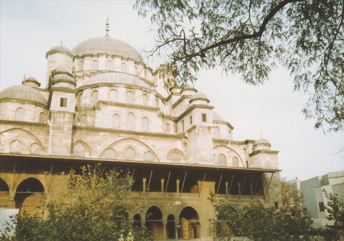 İstanbul'daki Yeni Cami'nin dışarıdan kubbe ve kemer detaylarını gösteren mimari fotoğrafı.