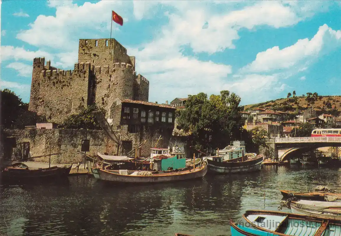 1970ler İstanbul Anadoluhisarı Kalesi ve Boğaz kıyısındaki balıkçı tekneleri kartpostalı